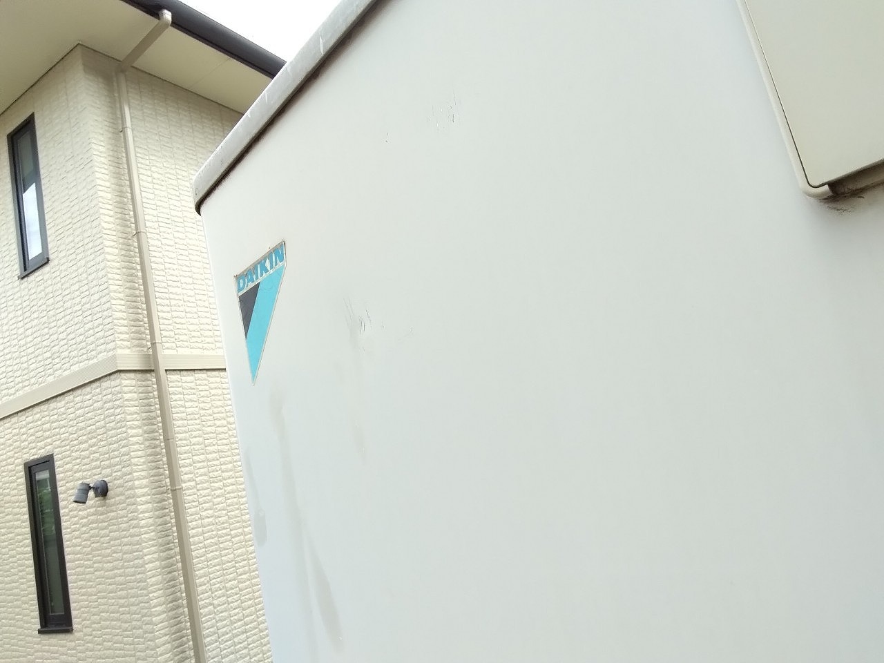 姫路市　エコキュート　側面パネル　凹み